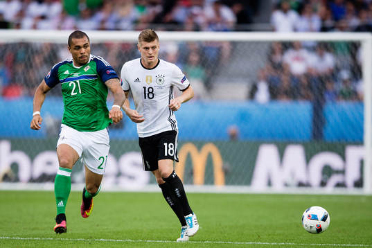 Nordirlands Josh Magennis Toni Kroos i fotbollsmatchen