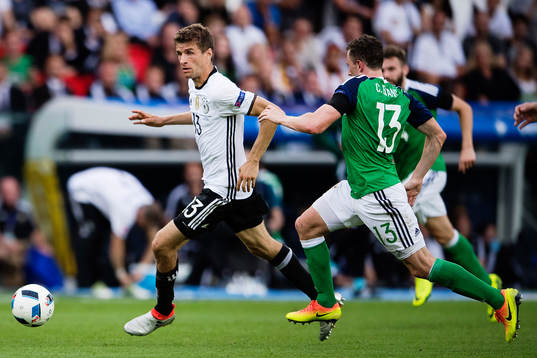 Tysklands Thomas Muller mot Nordirlands Corry Evans i