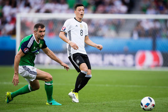 Nordirlands Aaron Hughes och Tysklands Mesut Özil i