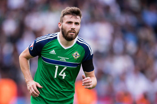 Nordirlands Stuart Dallas  i fotbollsmatchen mellan
