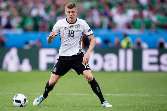 Tysklands Toni Kroos  i fotbollsmatchen mellan Nordirland