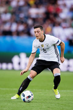 Tysklands Mesut Özil i fotbollsmatchen mellan Nordirland