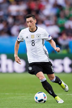 Tysklands Mesut Özil i fotbollsmatchen mellan Nordirland