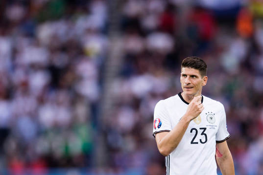 Tysklands Mario Gomez  i fotbollsmatchen mellan Nordirland