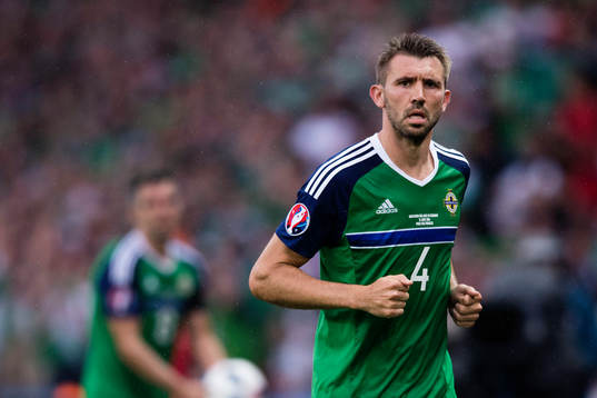 Nordirlands Gareth McAuley  i fotbollsmatchen mellan