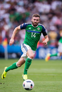 Nordirlands Stuart Dallas i fotbollsmatchen mellan