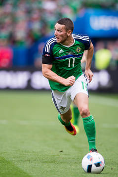 Nordirlands Conor Washington  i fotbollsmatchen mellan