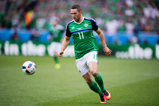 Nordirlands Conor Washington i fotbollsmatchen mellan