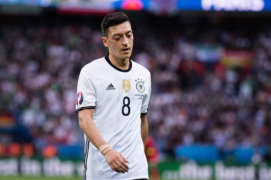 Tysklands Mesut Özil i fotbollsmatchen mellan Nordirland