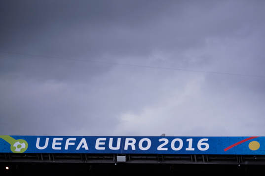 En banner för UEFA Euro 2016 i fotbollsmatchen mellan