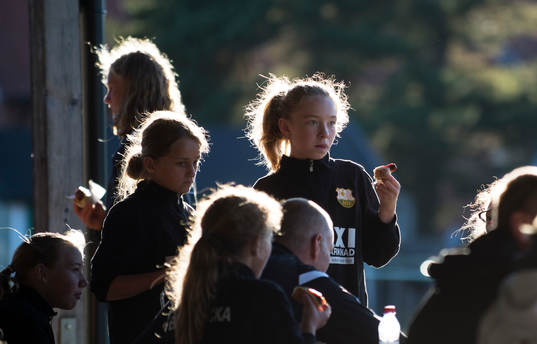 Bollkallorna äter korv i halvtid  i matchen i division 5