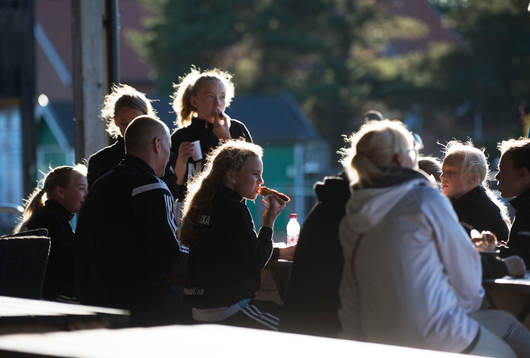 Bollkallarna äter korv i paus i matchen i division 5