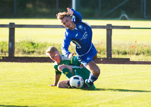 tuff närkamp  i matchen i division 5 mellan Åhus och