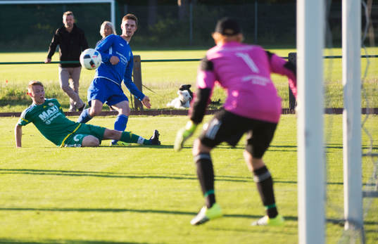 Bjärnums Simon Reinholdsson inlägg i matchen i division 5
