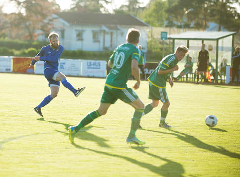 Bjärnums Oskar Olsson skjuter  i matchen i division 5