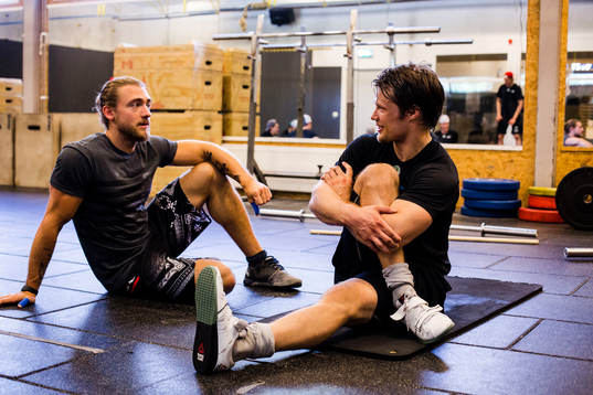 Rögles fystränare Erik Olsson och spelare Viktor Lindgren