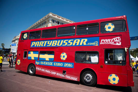 En svensk partybuss i fotbollsmatchen mellan Sverige och