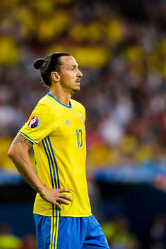 Sveriges Zlatan Ibrahimovic deppar i fotbollsmatchen mellan