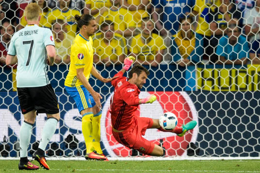 Sveriges målvakt Andreas Isaksson gör en räddning i