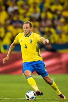 Sveriges Andreas Granqvist i fotbollsmatchen mellan Sverige