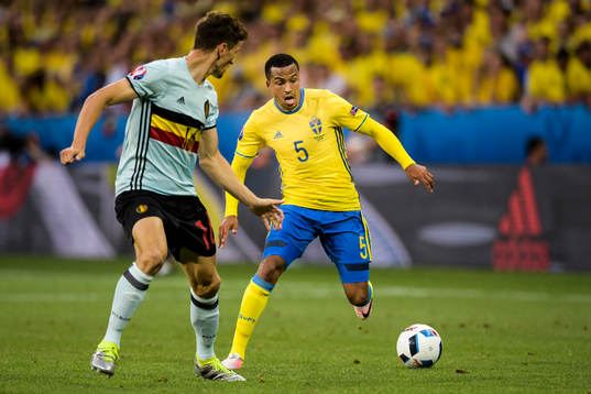 Belgiens Thomas Meunier utmanas av Sveriges Martin Olsson i