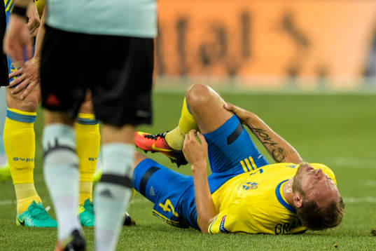 Sveriges Andreas Granqvist har ont i fotbollsmatchen mellan