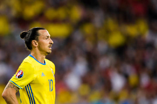 Sveriges Zlatan Ibrahimovic deppar i fotbollsmatchen mellan