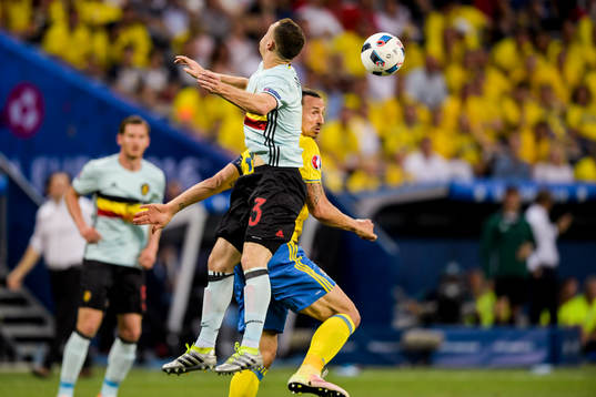 Belgiens Thomas Vermaelen och Sveriges Zlatan Ibrahimovic i