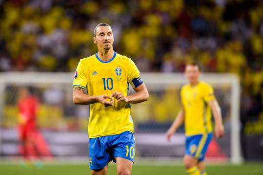 Sveriges Zlatan Ibrahimovic deppar i fotbollsmatchen mellan