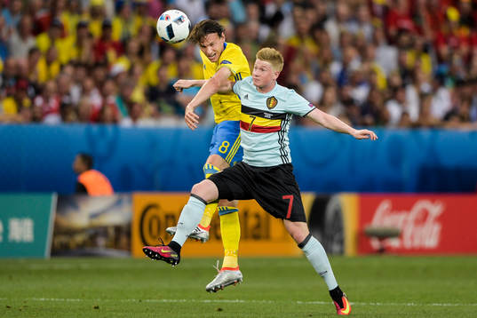 Sveriges Albin Ekdal och Belgiens Kevin de Bruyne i