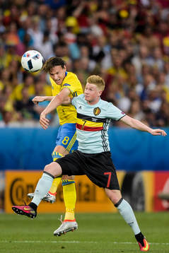 Sveriges Albin Ekdal och Belgiens Kevin de Bruyne i