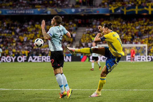Sveriges Zlatan Ibrahimovic med skott och Belgiens Toby