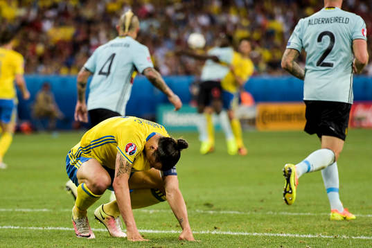 Sveriges Zlatan Ibrahimovic deppar i fotbollsmatchen mellan