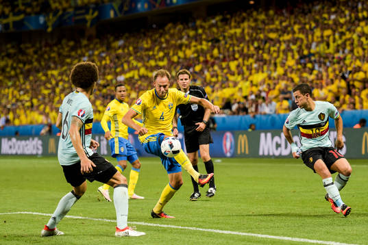 Sveriges Andreas Granqvist mot Belgiens Axel Witsel och