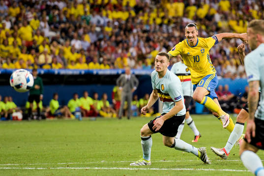 Sveriges Zlatan Ibrahimovic med skott förbi Belgiens
