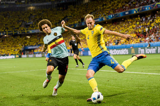 Sveriges Andreas Granqvist och Belgiens Axel Witsel i