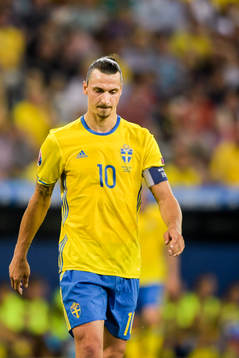 Sveriges Zlatan Ibrahimovic deppar i fotbollsmatchen mellan