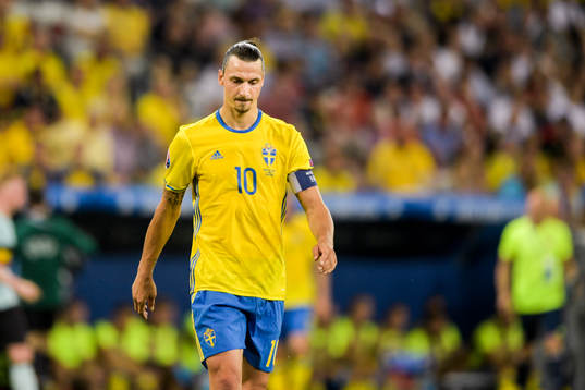 Sveriges Zlatan Ibrahimovic deppar i fotbollsmatchen mellan