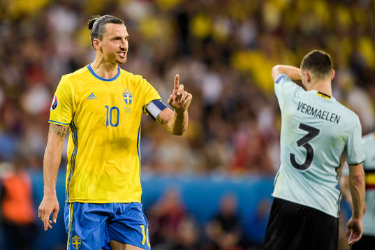 Sveriges Zlatan Ibrahimovic skäller på Belgiens Thomas