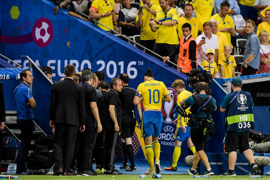 Sveriges Zlatan Ibrahimovic och Emil Forsberg lämnar