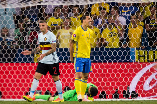 Sveriges Zlatan Ibrahimovic reagerar bredvid Belgiens Toby