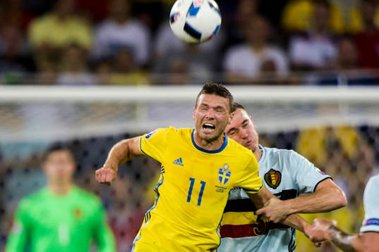 Sveriges Marcus Berg och Belgiens Thomas Vermaelen i