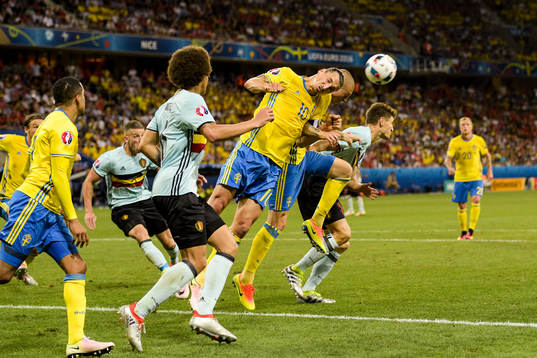 Sveriges Zlatan Ibrahimovic nickar bort bollen i Sveriges