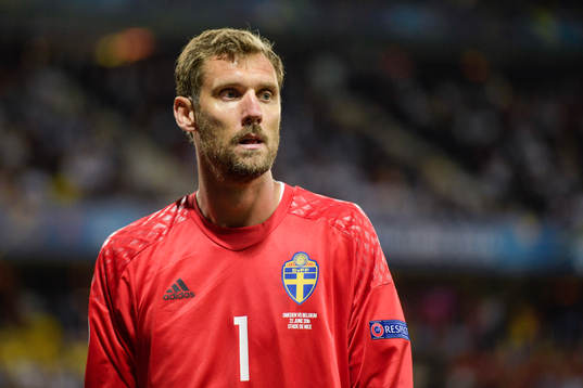 Sveriges målvakt Andreas Isaksson i fotbollsmatchen mellan