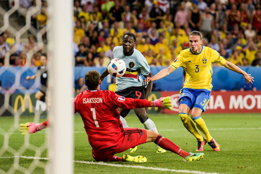 Belgiens Romelu Lukaku med målchans mot Sveriges målvakt