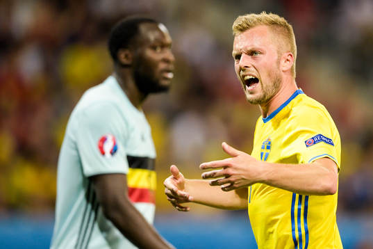 Sveriges Sebastian Larsson deppar i fotbollsmatchen mellan