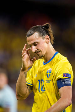 Sveriges Zlatan Ibrahimovic deppar i fotbollsmatchen mellan