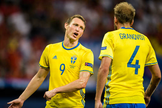 Sveriges Kim Källström deppar i fotbollsmatchen mellan