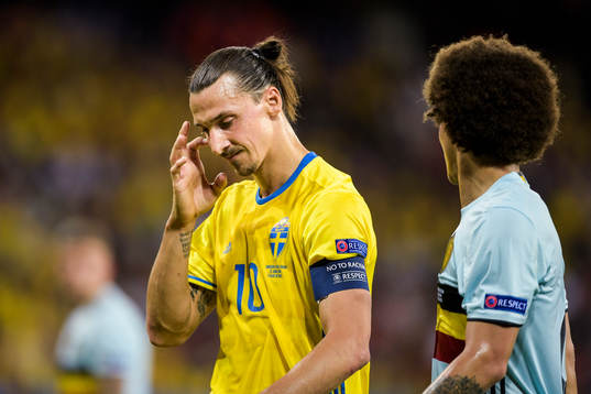 Sveriges Zlatan Ibrahimovic deppar i fotbollsmatchen mellan
