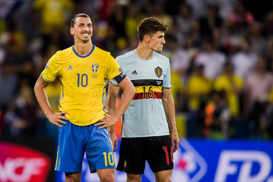 Sveriges Zlatan Ibrahimovic deppar framför Belgiens Thomas